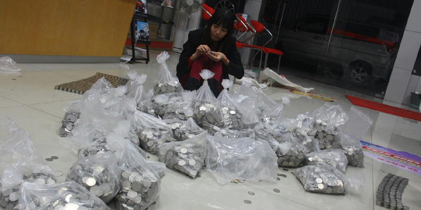 男子提半噸硬幣買車 工作人員數到手軟