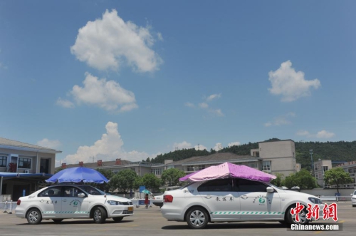 杭州一駕?，F遮陽新招 教練車車頂撐傘