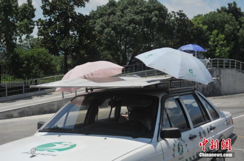 杭州一駕?，F遮陽新招 教練車車頂撐傘