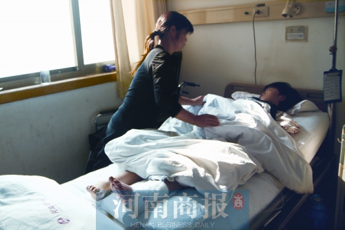 14歲的小美躺在病床上，左腿摔傷的部位還纏著繃帶