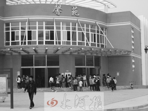 學生們排隊進入食堂就餐，對于統(tǒng)一15元的收費標準，不少學生和家長很不理解。