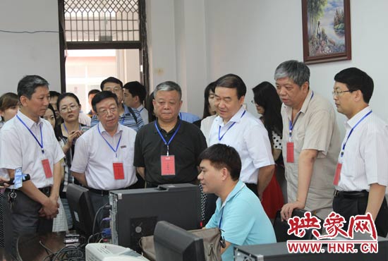 在評卷質(zhì)檢組,工作人員介紹說,今年有四級質(zhì)檢(即小組質(zhì)檢、題組質(zhì)檢、學(xué)科質(zhì)檢、省質(zhì)檢),確保嚴(yán)把質(zhì)量