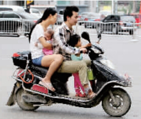 帶著孩子騎電動車，安全一定要放在第一位。