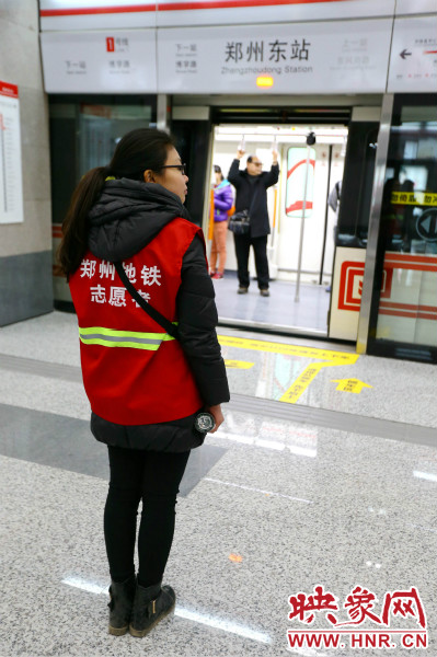 在前期的志愿工作中鄭州地鐵主要與市各大高校合作組建志愿者服務隊。