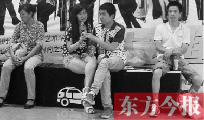 昨天，火車站地一大道納涼點(diǎn)已有許多市民坐在商場(chǎng)的椅子上乘涼