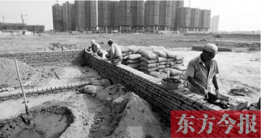 7月8日，鄭州市銀鶯路南端，一處新建的小學(xué)和中學(xué)剛剛開始動(dòng)工