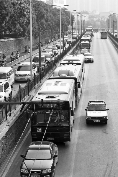 大量的機(jī)動(dòng)車由京廣路向北前行，右拐后涌上中原路地下道。