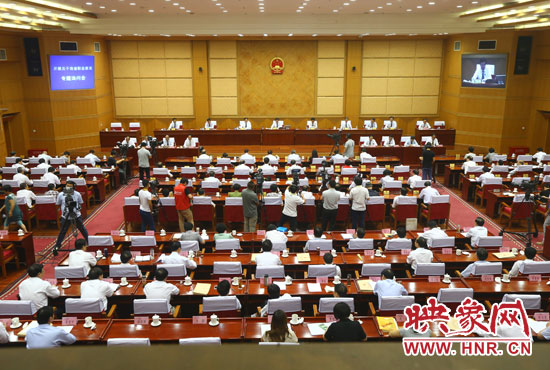 7月29日下午，河南省十二屆人大常委會第九次會議召開關于職業教育專題詢問會。