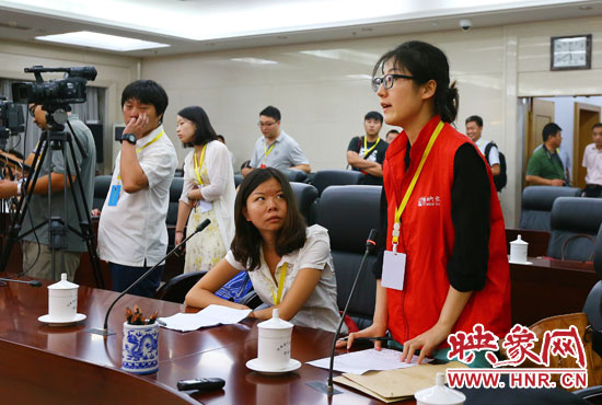 映象網記者就網友關心熱點問題向省教育廳副廳長尹洪斌提問。