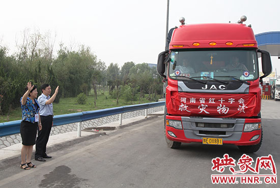 運(yùn)送救災(zāi)物質(zhì)的貨車(chē)出發(fā),奔赴災(zāi)區(qū)。