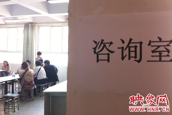 在金水區教體局設立的“復議”現場，家長們提出了各式各樣的問題。