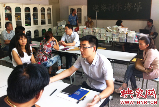 各區受理咨詢的教育部門工作人員對于提出的問題一一作出解答。