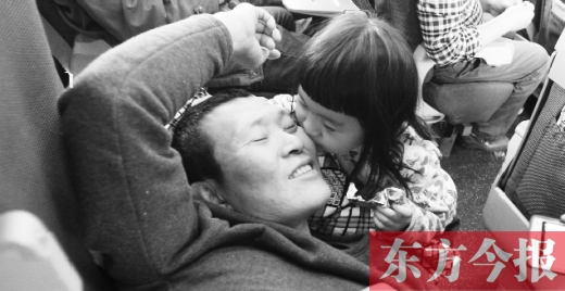 女兒嘟嘟不時的親吻是他最好的“鎮痛藥”。