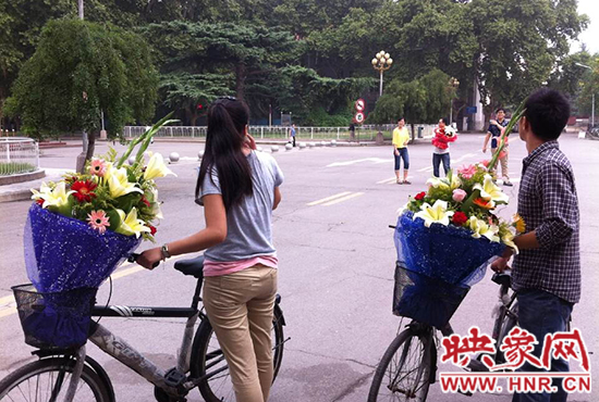 在鄭州大學(xué)南校區(qū)，有不少學(xué)生三五成群，手捧鮮花。