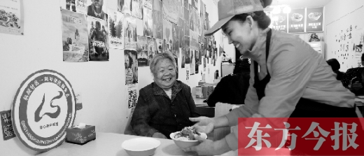9月29日，輕院社區的“空巢老人”荊阿姨在一家飯店免費吃午餐