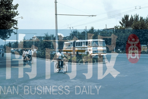 1983年的建設路，已經有了電車