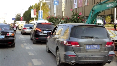 中原路華山路口，花壇擋了進入地下商場的車流