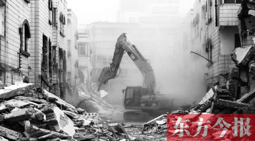 昨日，鄭州市棗莊社區拆遷現場，揚塵漫天，附近居民叫苦不迭