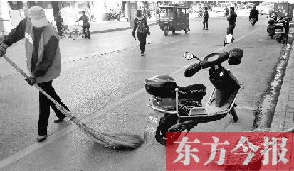 昨日，鄭州市中州大道上，穿梭于車流中上崗的環衛工
