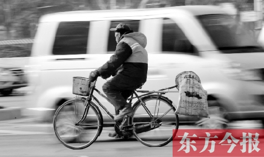 昨日，鄭州市中州大道上，穿梭于車流中上崗的環衛工