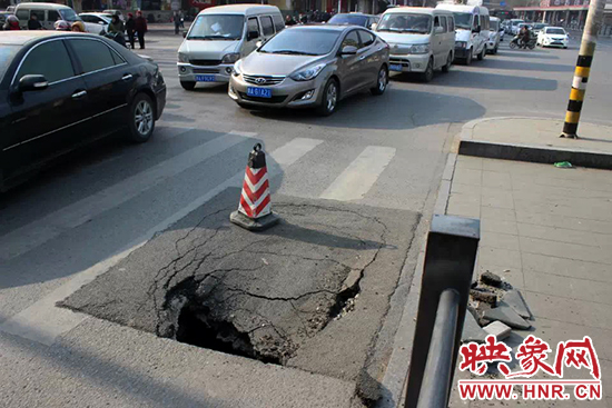 南陽路農(nóng)業(yè)路出現(xiàn)深坑，近看是因為瀝青充當(dāng)窨井蓋所致