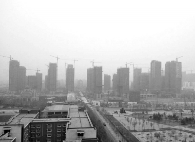 在鄭州市同一地點(diǎn)拍攝的照片，下為1月1日晴朗天氣，上為1月5日霧霾天氣。（拼接圖片）