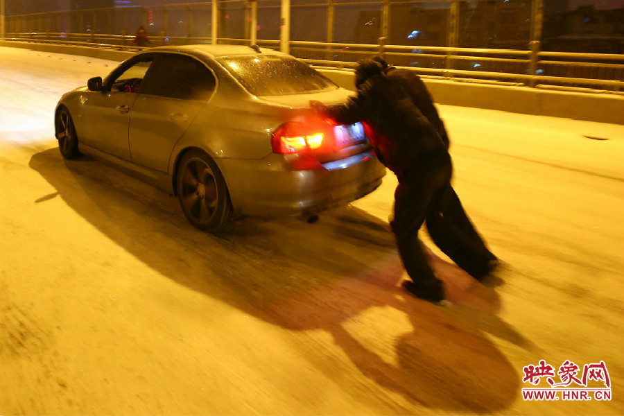 兩位“推車人”奮力的推著小車上橋。