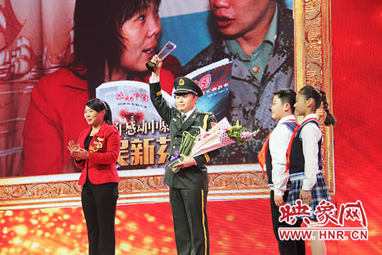 中國人民解放軍71352部隊(duì)19分隊(duì)管理員王留杰上臺接受頒獎。