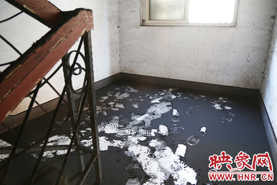一樓到六樓的樓道內都是黑色的煙塵。