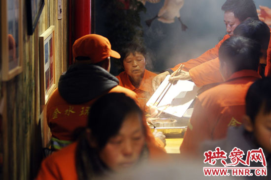 鄭州黃河路衛生路附近一家火鍋店，宴請130名環衛工人吃火鍋。