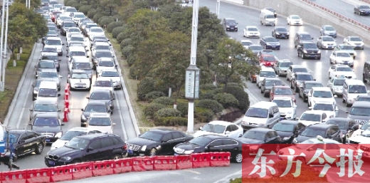 昨日，鄭州市福元路，車輛在僅剩的一條5米寬車道上堵得“不亦樂(lè)乎”