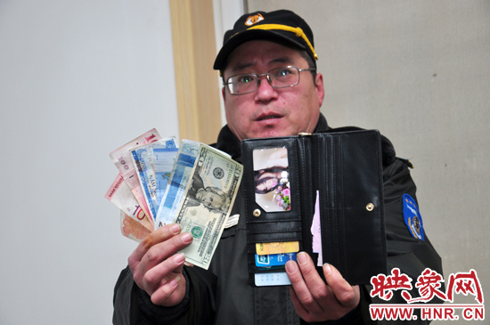 經過上網查詢，巡防隊員確認這些外幣相當于180多元人民幣。