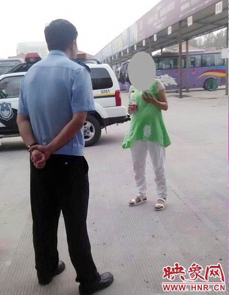民警把這名女子送到了蘭考汽車站，給她買了回老家濮陽(yáng)的車票