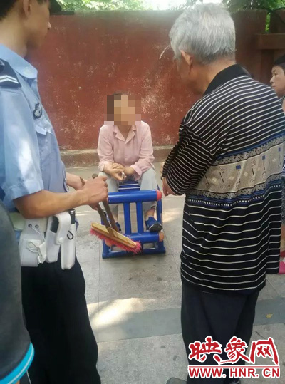 老太當時坐在健身器材上做仰臥起坐，說環衛工人影響她鍛煉身體了，便開始謾罵環衛工人。
