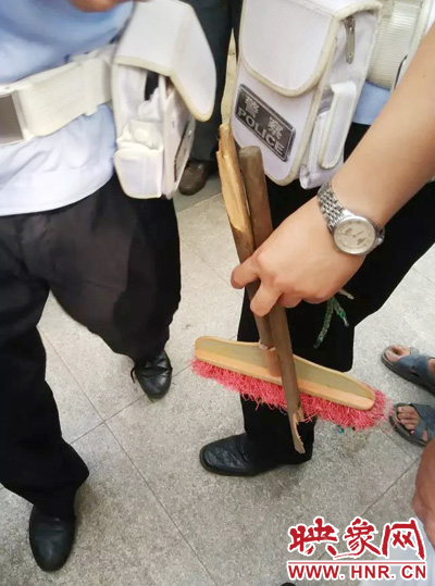 老太從環衛工手中奪過掃帚，用腳踩斷，用力向環衛工人的手上和腿上敲去。