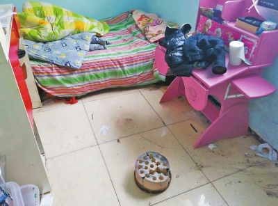 在理發店死者居住的臥室內，地上放有一個大煤球。