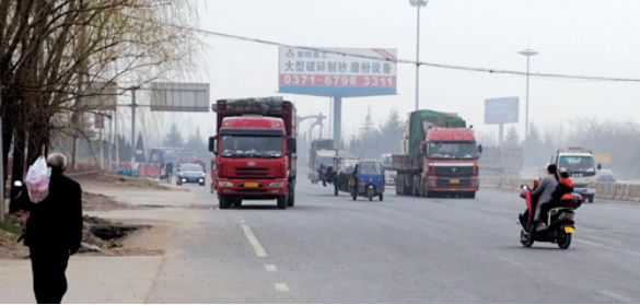 距離事故現場不遠，仍有人騎電動車帶著孩子橫穿馬路