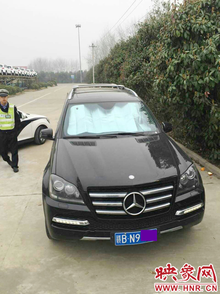 江西男子奔馳車中睡覺一氧化碳中毒，周口高速交警及時(shí)發(fā)現(xiàn)。