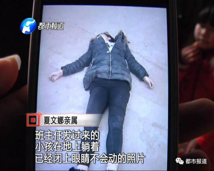得知孩子沒去上學(xué)，家人擔心孩子發(fā)生意外，于是趕快報了警。讓人沒想到的是，剛報完警，家人收到了老師發(fā)來的照片。