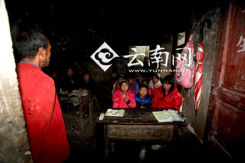 小學(xué)里只有兩個(gè)班，大點(diǎn)的孩子無(wú)法升入高年級(jí)，只得從一年級(jí)再讀起，就像復(fù)讀機(jī)。