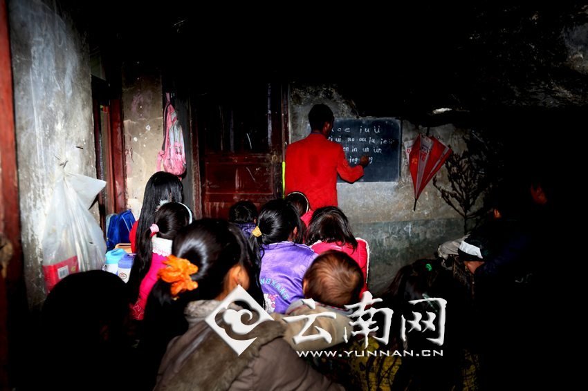 由于受到當(dāng)?shù)厝似缫?，大鍋圈的孩子們沒有外出求學(xué)的機(jī)會(huì)，只能在這樣的簡(jiǎn)易房里學(xué)習(xí)