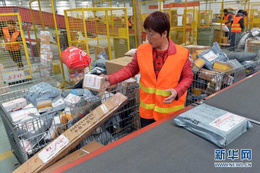 11月11日，天津津南區申通快遞天津分揀中心工作人員在分揀快件。