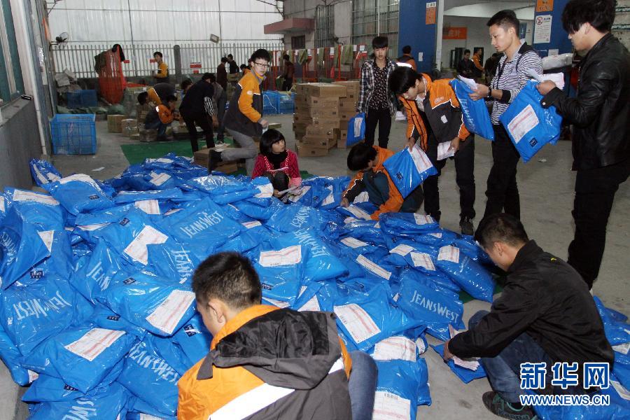 11月11日，浙江省嘉善縣一家快遞公司的員工在清點當地一家企業準備寄給客戶的商品。