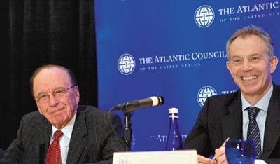 2008年，布萊爾與默多克在美國參加一國際會議。