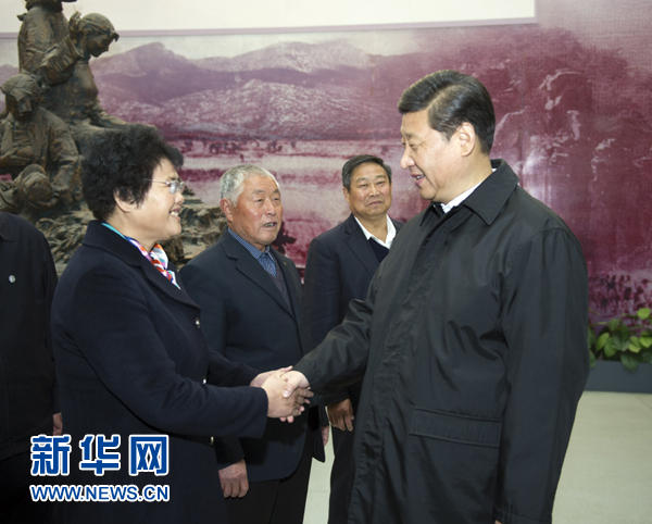 25日上午，習(xí)近平在臨沂華東革命烈士陵園參觀沂蒙精神展并會(huì)見當(dāng)?shù)叵冗M(jìn)模范和當(dāng)年支前模范后代代表。
