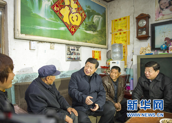 25日下午，習(xí)近平在地處沂蒙老區(qū)的臨沭縣曹莊鎮(zhèn)朱村看望83歲的“老支前”王克昌。