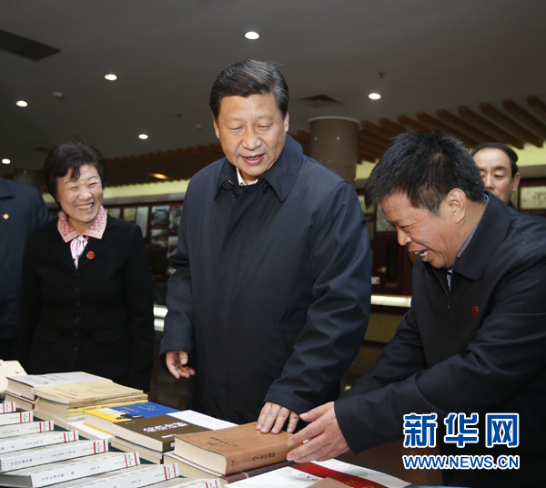 26日上午，習(xí)近平在孔子研究院參觀考察。新華社記者鞠鵬 攝