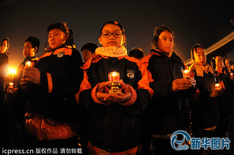 “為南京大屠殺遇難者守靈儀式暨和平燭光祭”活動在侵華日軍南京大屠殺遇難同胞紀念館祭場舉行。