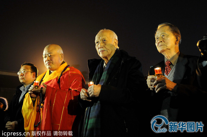 “為南京大屠殺遇難者守靈儀式暨和平燭光祭”活動在侵華日軍南京大屠殺遇難同胞紀念館祭場舉行。