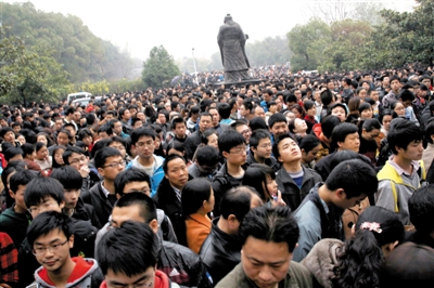 去年3月16日，武漢華中科技大學(xué)，“北約”、“華約”、“卓越”聯(lián)盟自主招生選拔考試湖北考點(diǎn)，考生等待進(jìn)場(chǎng)。 圖/CFP